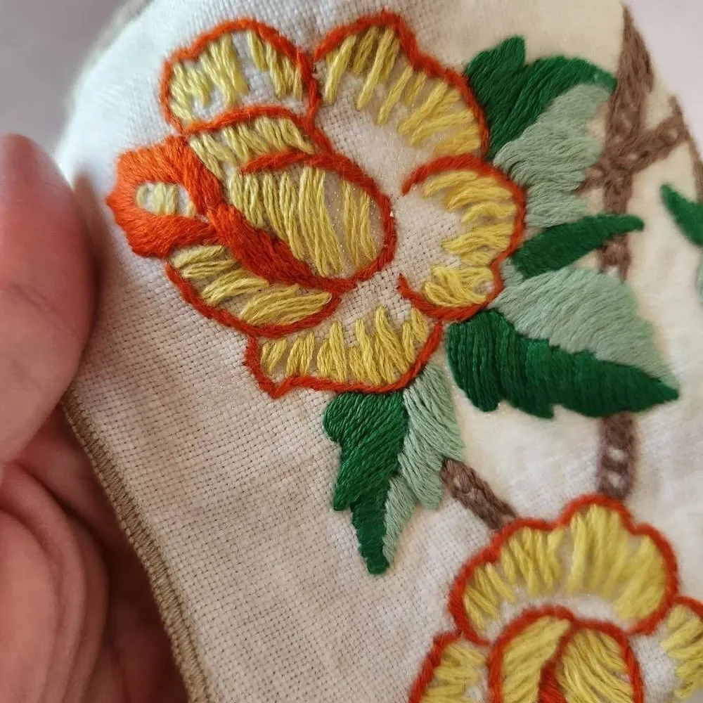 Vintage cream yellow Rose floral table runner cloth linen embroidered cottagecor